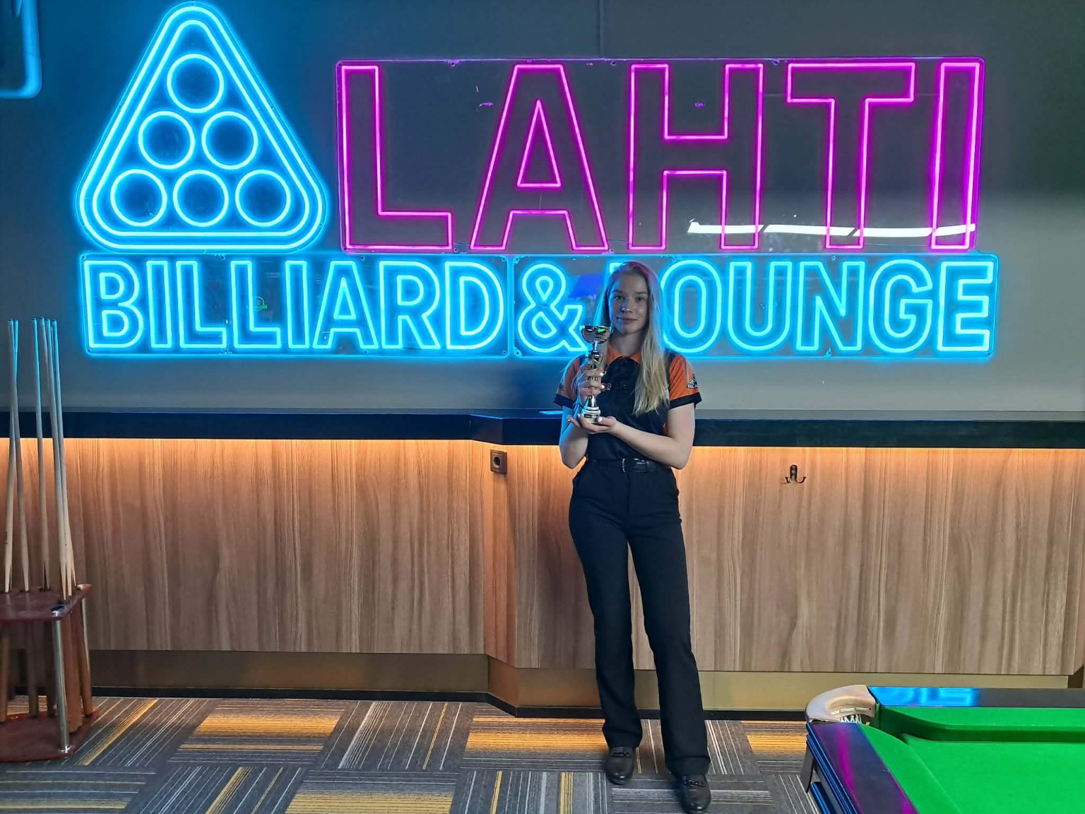 Annika Suominen palkintopokaalin kanssa Lahti Billiard & Lounge -salilla