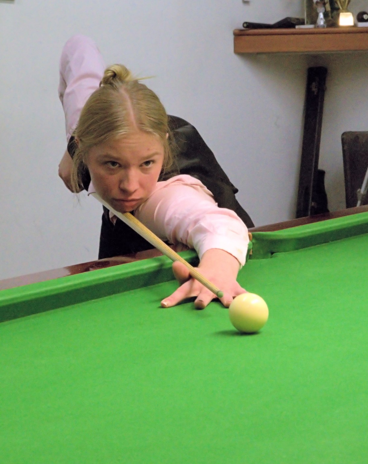 Annika Suominen tähtää lyöntiä snookerpöydällä