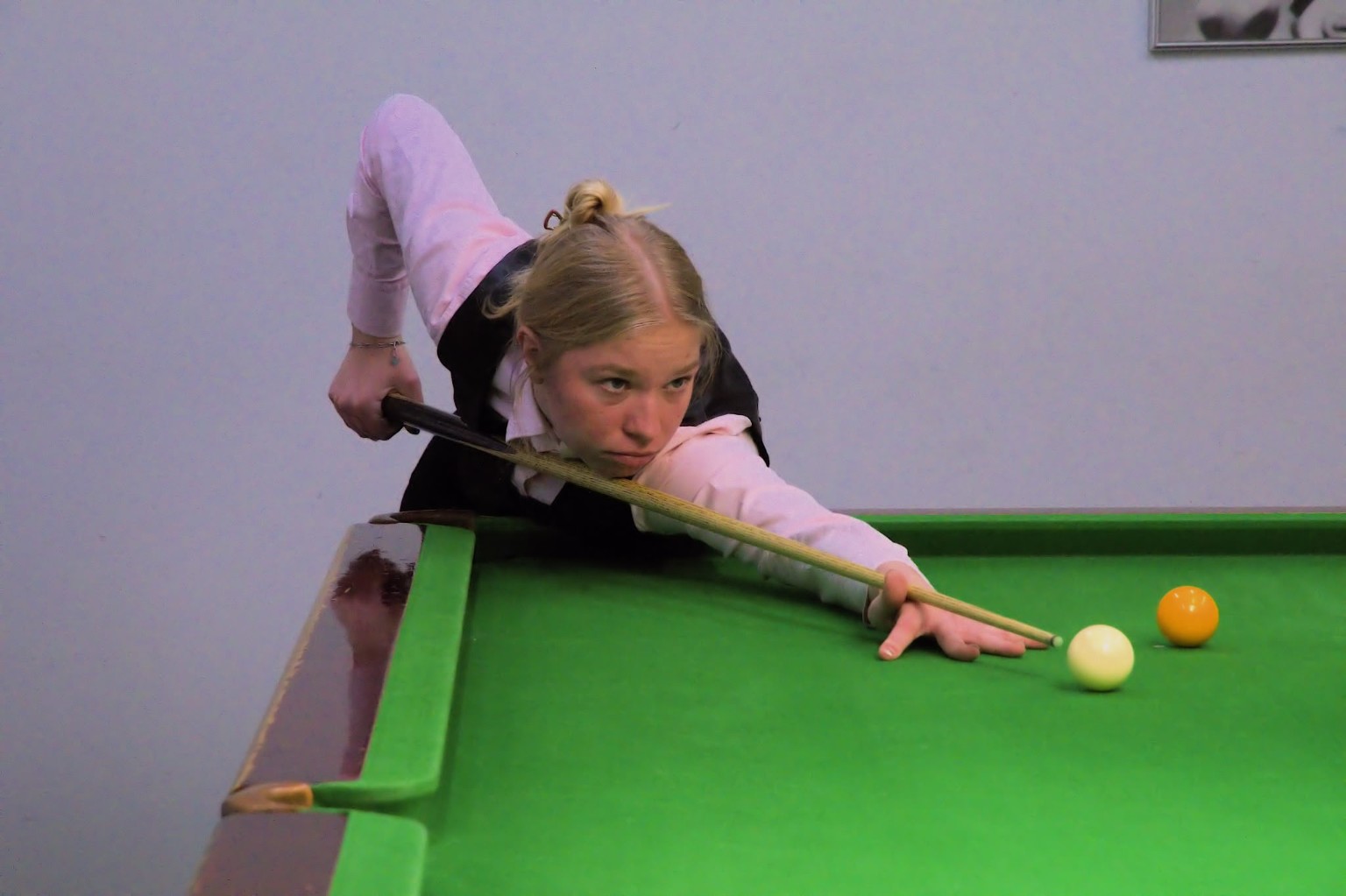 Annika Suominen pelaamassa snookeria