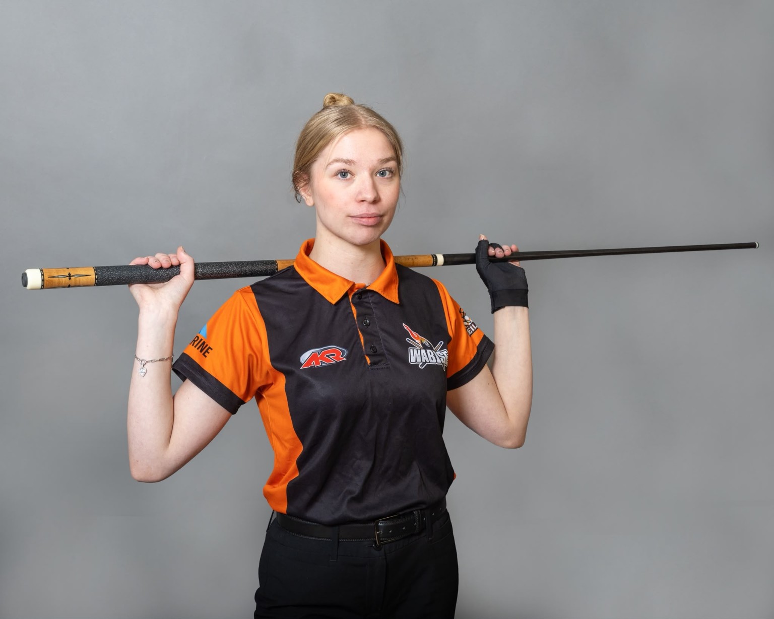 Annika Suominen WaBiSen pelipaidassa biljardikeppi hartioillaan