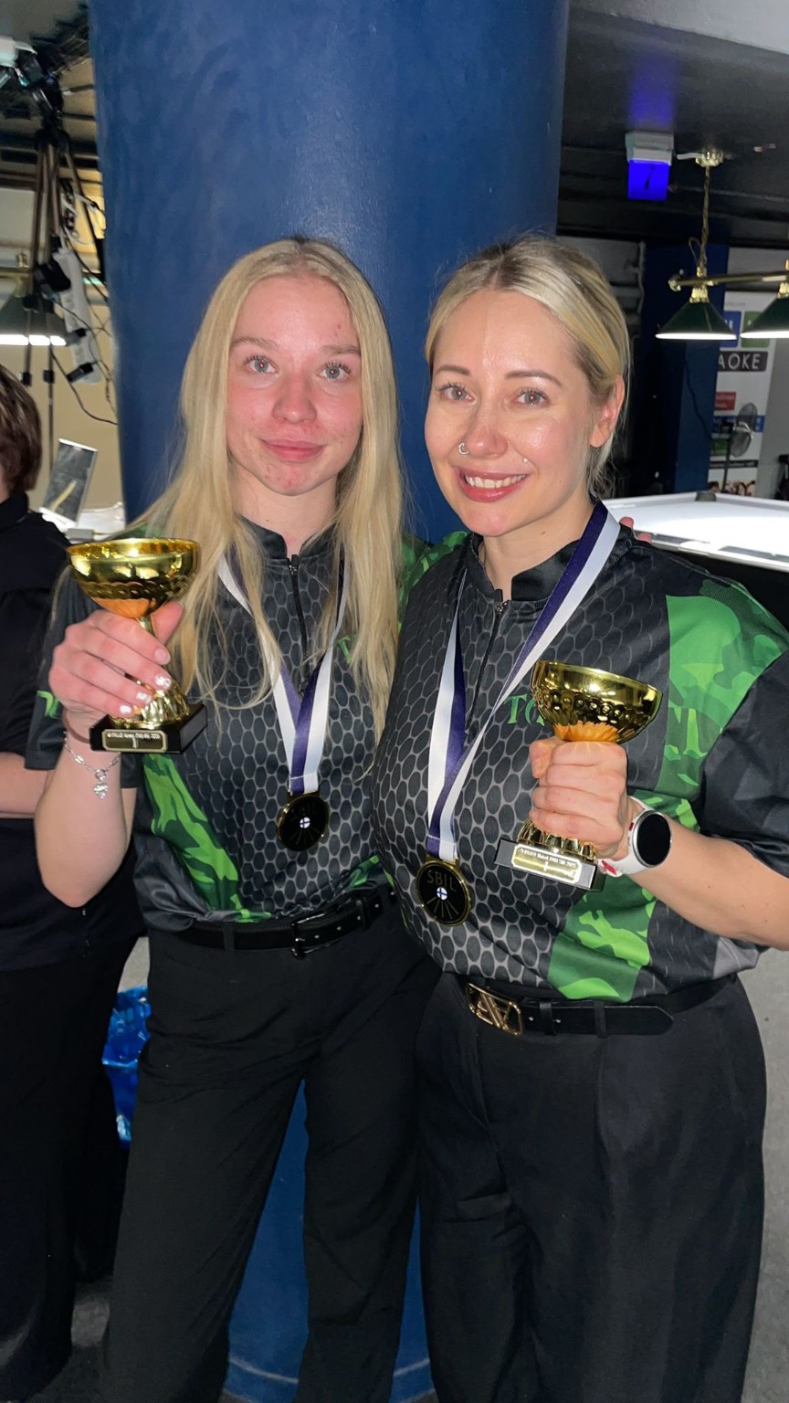 Annika Suominen palkintopokaali kädessään toisen pelaajan kanssa