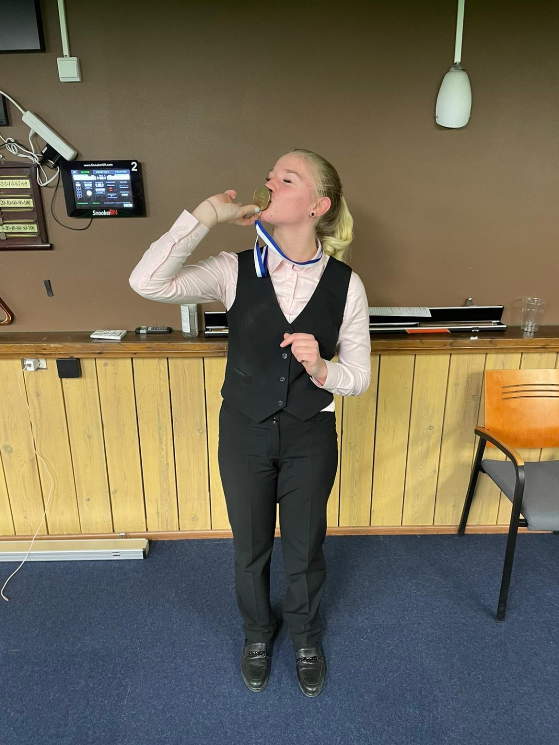 Annika Suominen naisten snookerin SM-pronssimitalin kanssa