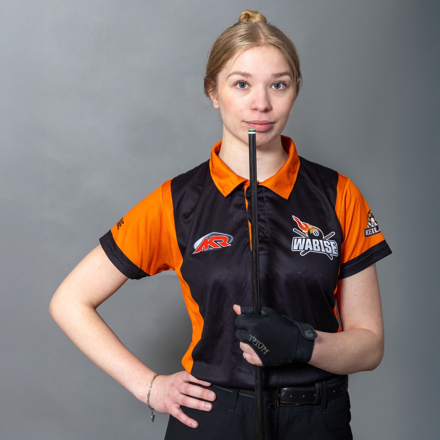 Annika Suominen WaBiSen pelipaidassa ja biljardikeppi kädessään